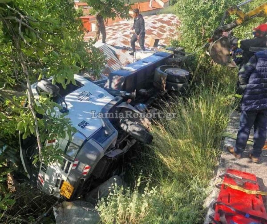 Όχημα αναποδογύρισε στη Στυλίδα - Στήθηκε επιχείρηση απεγκλωβισμού εργαζομένου, δείτε φωτογραφίες 