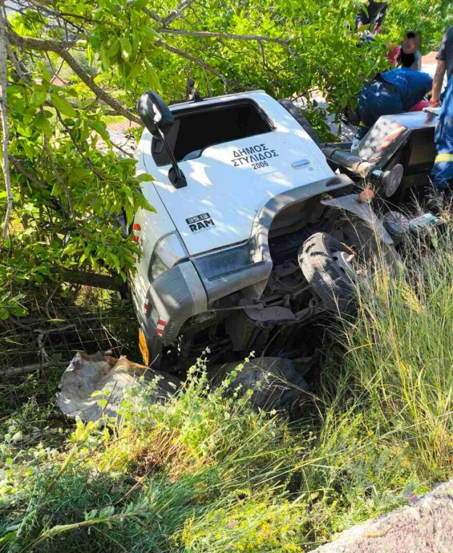 Όχημα αναποδογύρισε στη Στυλίδα - Στήθηκε επιχείρηση απεγκλωβισμού εργαζομένου, δείτε φωτογραφίες 