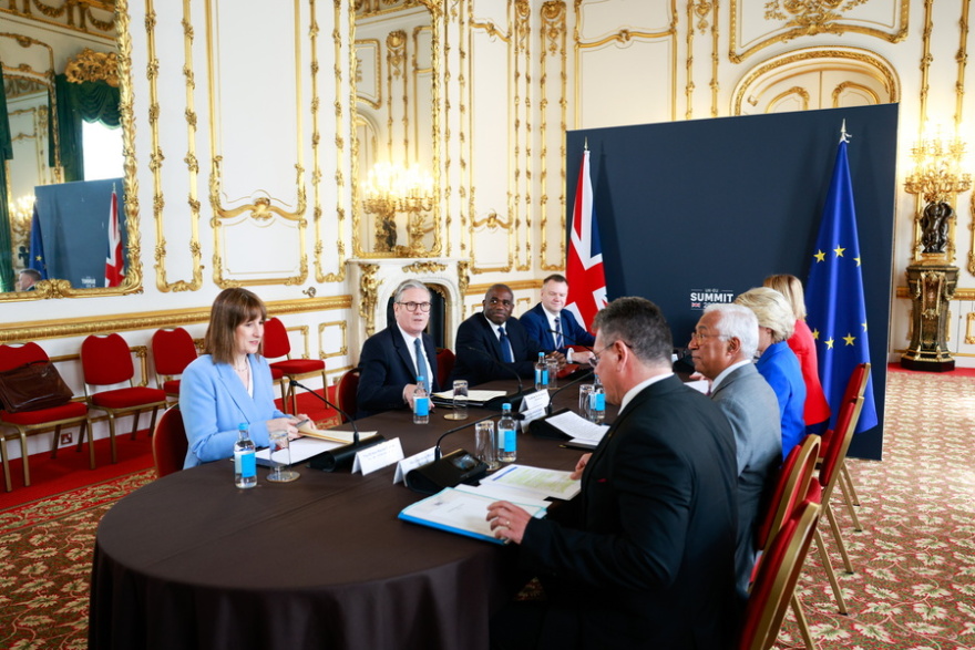 Βρετανία: Ο Στάρμερ χαιρέτισε την πρώτη συμφωνία ΕΕ-Λονδίνου μετά το Brexit 
