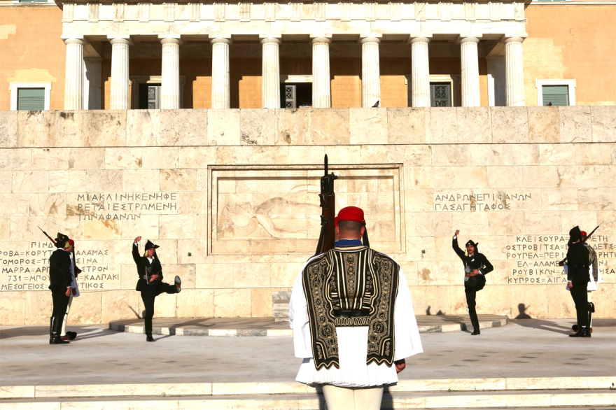 Οι Εύζωνες στον Άγνωστο Στρατιώτη φόρεσαν ποντιακές στολές για τη Γενοκτονία - Δείτε βίντεο και φωτογραφίες