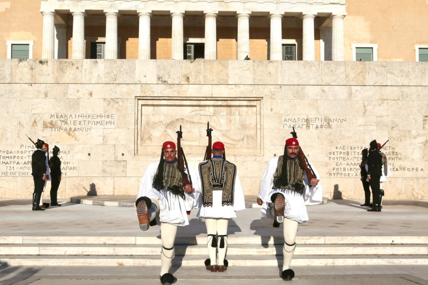 Οι Εύζωνες στον Άγνωστο Στρατιώτη φόρεσαν ποντιακές στολές για τη Γενοκτονία - Δείτε βίντεο και φωτογραφίες