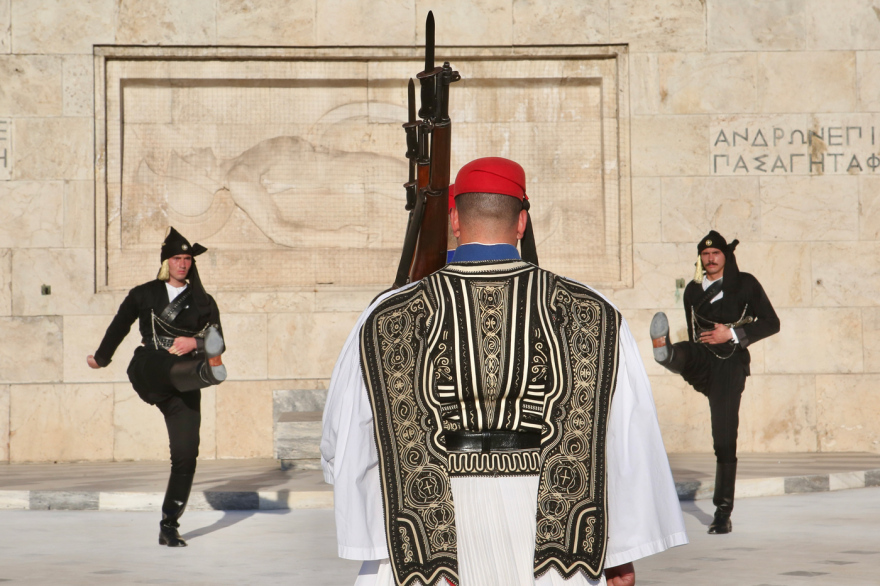 Οι Εύζωνες στον Άγνωστο Στρατιώτη φόρεσαν ποντιακές στολές για τη Γενοκτονία - Δείτε βίντεο και φωτογραφίες