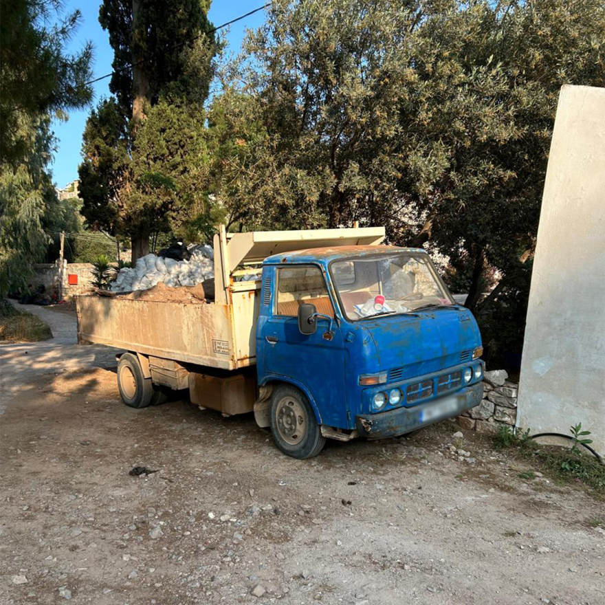Ύδρα: Δείτε φωτογραφίες από τα οχήματα στο νησί - Μετά τις εργασίες τα εγκαταλείπουν εδώ, λένε οι κάτοικοι