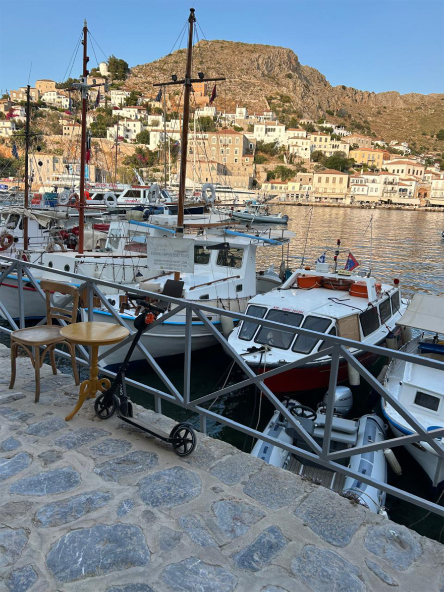 Ύδρα: Δείτε φωτογραφίες από τα οχήματα στο νησί - Μετά τις εργασίες τα εγκαταλείπουν εδώ, λένε οι κάτοικοι
