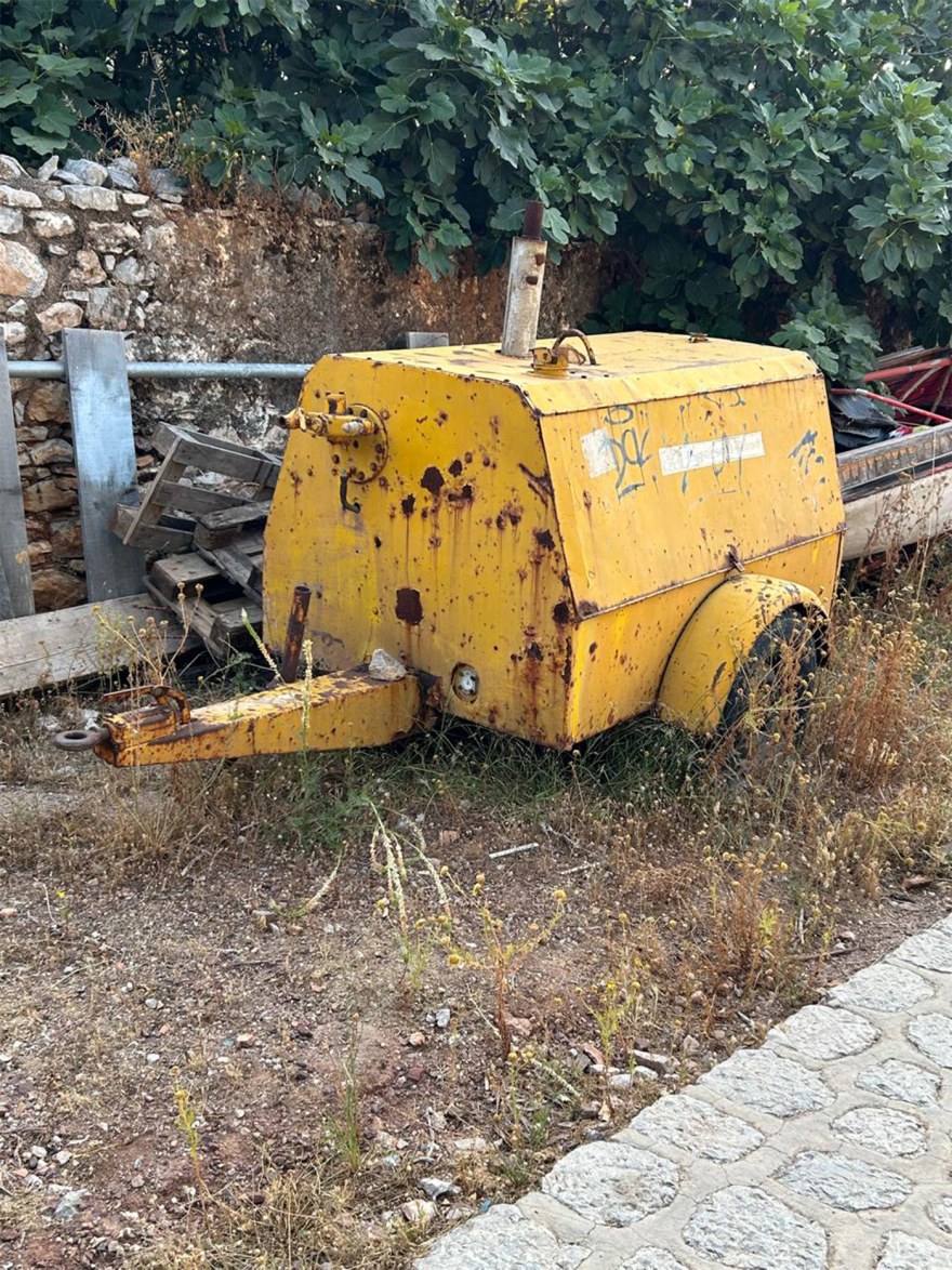 Ύδρα: Δείτε φωτογραφίες από τα οχήματα στο νησί - Μετά τις εργασίες τα εγκαταλείπουν εδώ, λένε οι κάτοικοι