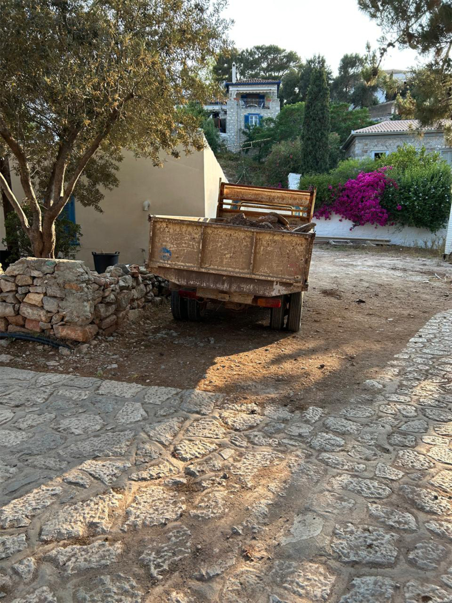 Ύδρα: Δείτε φωτογραφίες από τα οχήματα στο νησί - Μετά τις εργασίες τα εγκαταλείπουν εδώ, λένε οι κάτοικοι