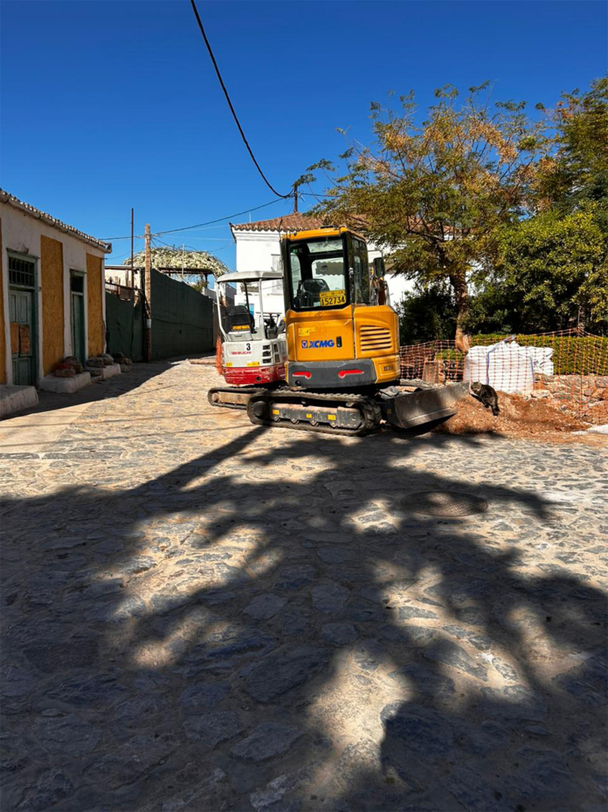 Ύδρα: Δείτε φωτογραφίες από τα οχήματα στο νησί - Μετά τις εργασίες τα εγκαταλείπουν εδώ, λένε οι κάτοικοι