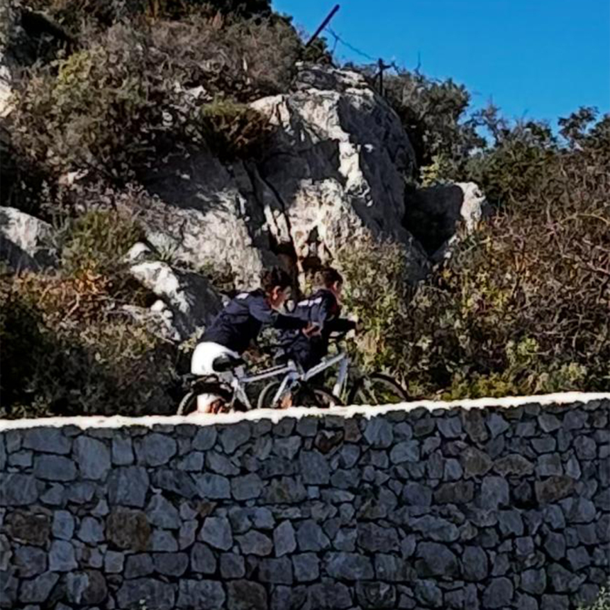 Ύδρα: Δείτε φωτογραφίες από τα οχήματα στο νησί - Μετά τις εργασίες τα εγκαταλείπουν εδώ, λένε οι κάτοικοι
