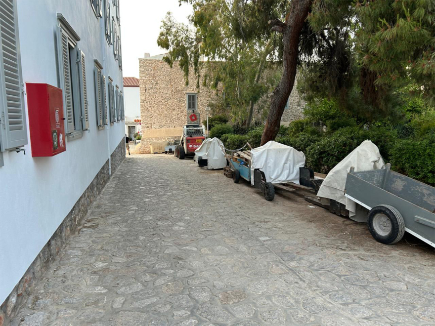 Ύδρα: Δείτε φωτογραφίες από τα οχήματα στο νησί - Μετά τις εργασίες τα εγκαταλείπουν εδώ, λένε οι κάτοικοι