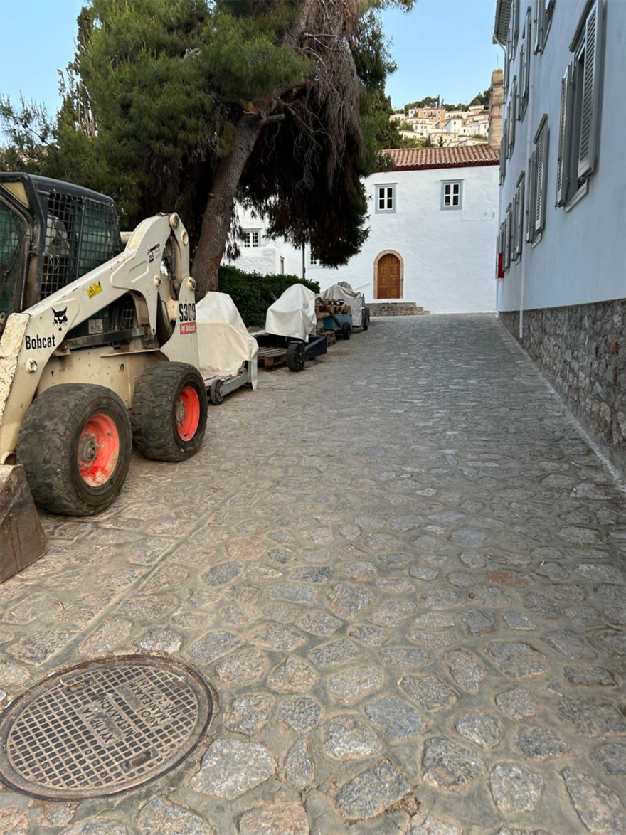 Ύδρα: Δείτε φωτογραφίες από τα οχήματα στο νησί - Μετά τις εργασίες τα εγκαταλείπουν εδώ, λένε οι κάτοικοι