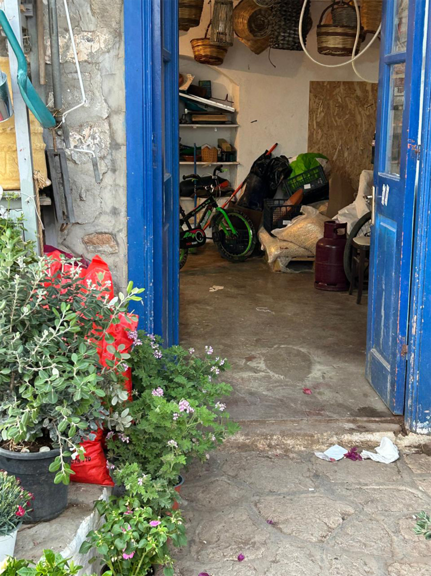 Ύδρα: Δείτε φωτογραφίες από τα οχήματα στο νησί - Μετά τις εργασίες τα εγκαταλείπουν εδώ, λένε οι κάτοικοι