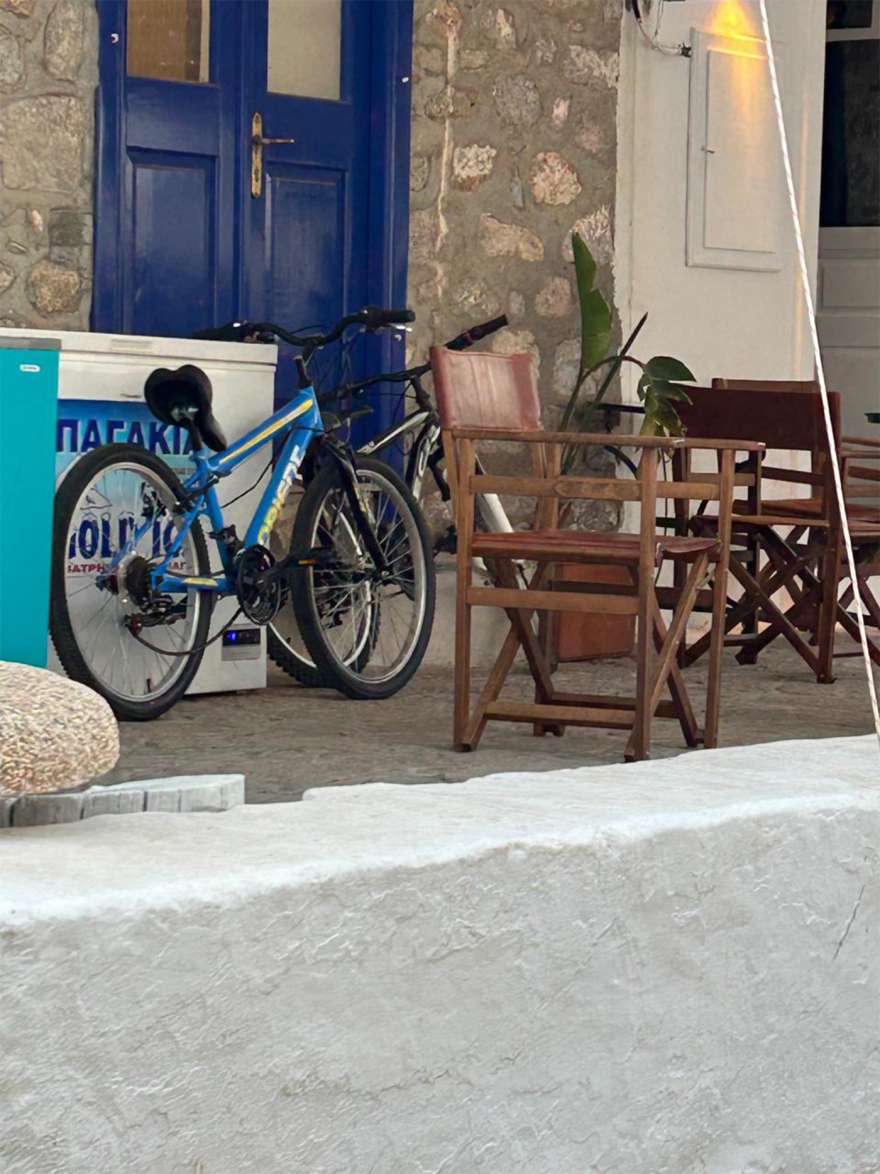 Ύδρα: Δείτε φωτογραφίες από τα οχήματα στο νησί - Μετά τις εργασίες τα εγκαταλείπουν εδώ, λένε οι κάτοικοι