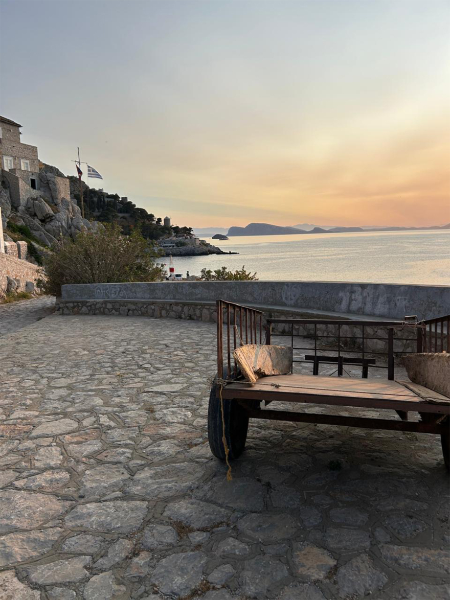 Ύδρα: Δείτε φωτογραφίες από τα οχήματα στο νησί - Μετά τις εργασίες τα εγκαταλείπουν εδώ, λένε οι κάτοικοι