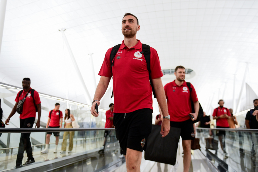 Ολυμπιακός: Προσγειώθηκε στο Άμπου Ντάμπι η αποστολή των Πειραιωτών - Φωτογραφίες 