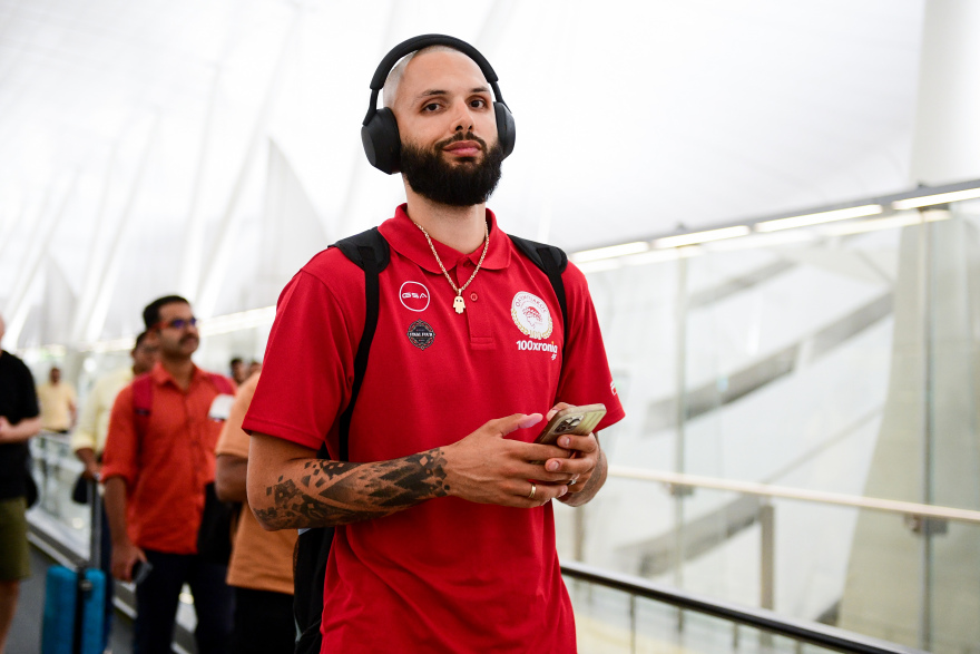 Ολυμπιακός: Προσγειώθηκε στο Άμπου Ντάμπι η αποστολή των Πειραιωτών - Φωτογραφίες 