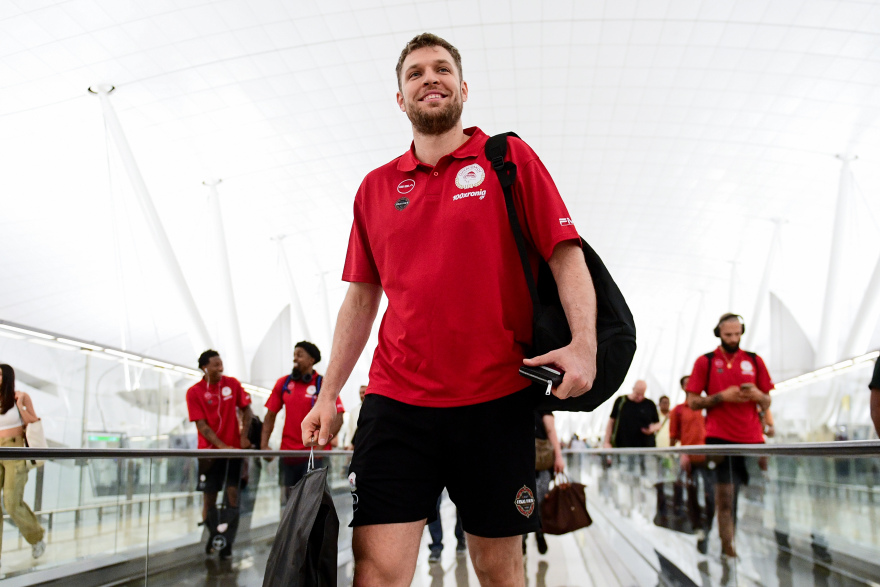 Ολυμπιακός: Προσγειώθηκε στο Άμπου Ντάμπι η αποστολή των Πειραιωτών - Φωτογραφίες 