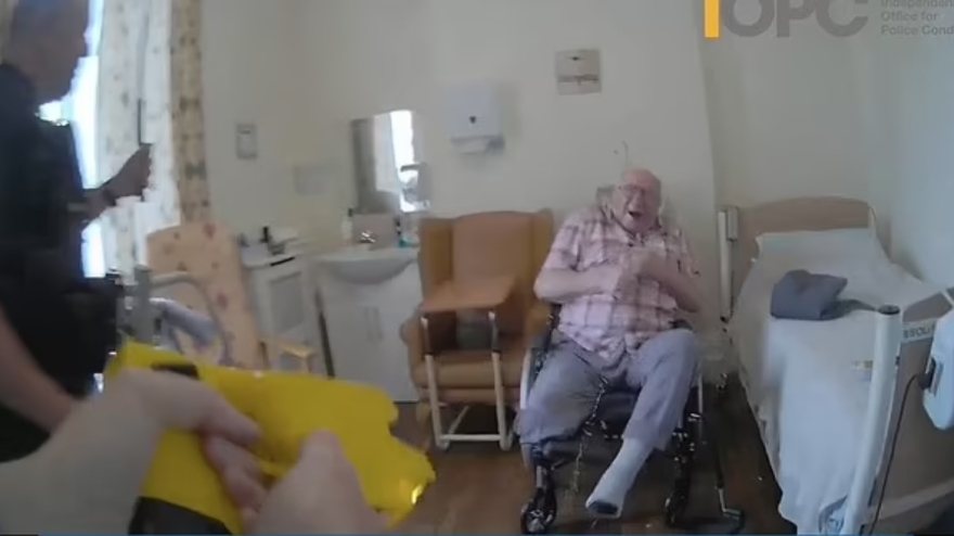 Βρετανία: Αστυνομικοί κατηγορούνται για βίαιη επίθεση σε 92χρονο με αναπηρία - Τον χτύπησαν με taser 