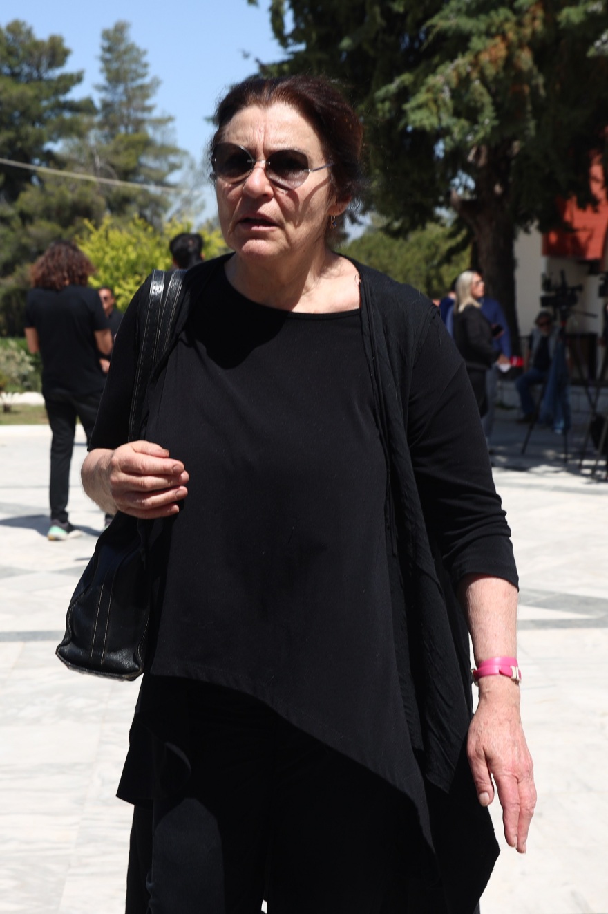 Νίκος Γαλανός - Κηδεία: Πλήθος κόσμου στο τελευταίο «αντίο» στον σπουδαίο ηθοποιό - Συγκινημένη η σύντροφός του, Έλενα Σαγανά