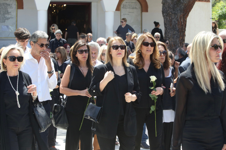 Νίκος Γαλανός - Κηδεία: Πλήθος κόσμου στο τελευταίο «αντίο» στον σπουδαίο ηθοποιό - Συγκινημένη η σύντροφός του, Έλενα Σαγανά