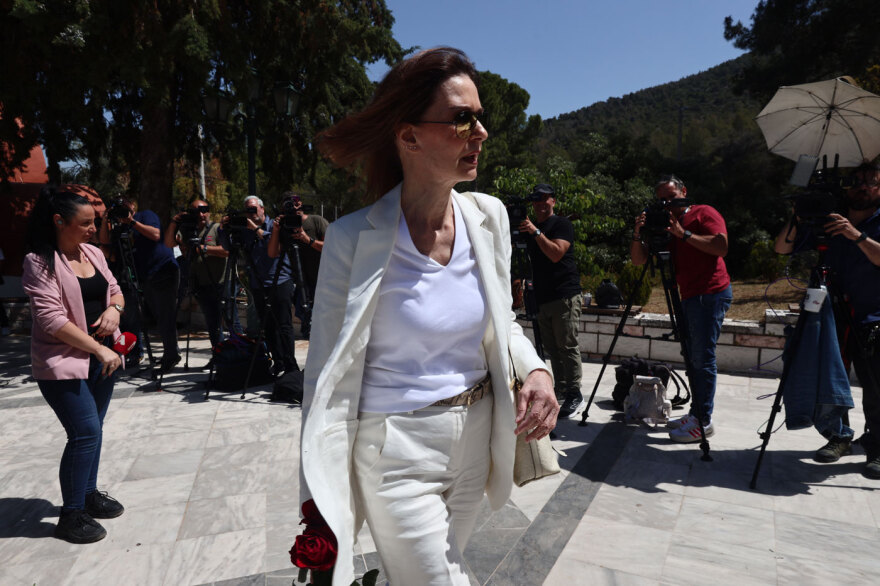 Στα λευκά η Κάτια Δανδουλάκη στην κηδεία του Νίκου Γαλανού - Τον αποχαιρέτησε με δύο κόκκινα τριαντάφυλλα
