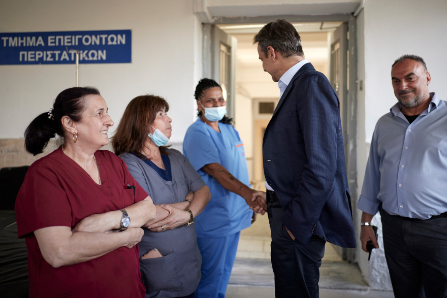 Επίσκεψη Μητσοτάκη στον Ευαγγελισμό: Ενημερώθηκε για το «βραχιολάκι» στο ΤΕΠ