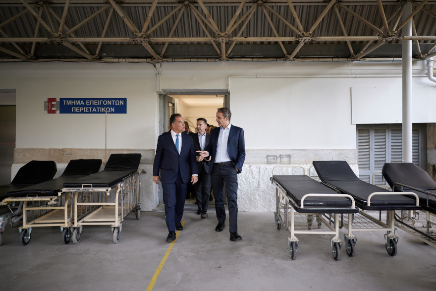 Επίσκεψη Μητσοτάκη στον Ευαγγελισμό: Ενημερώθηκε για το «βραχιολάκι» στο ΤΕΠ