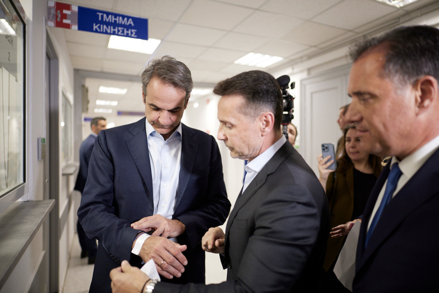 Επίσκεψη Μητσοτάκη στον Ευαγγελισμό: Ενημερώθηκε για το «βραχιολάκι» στο ΤΕΠ