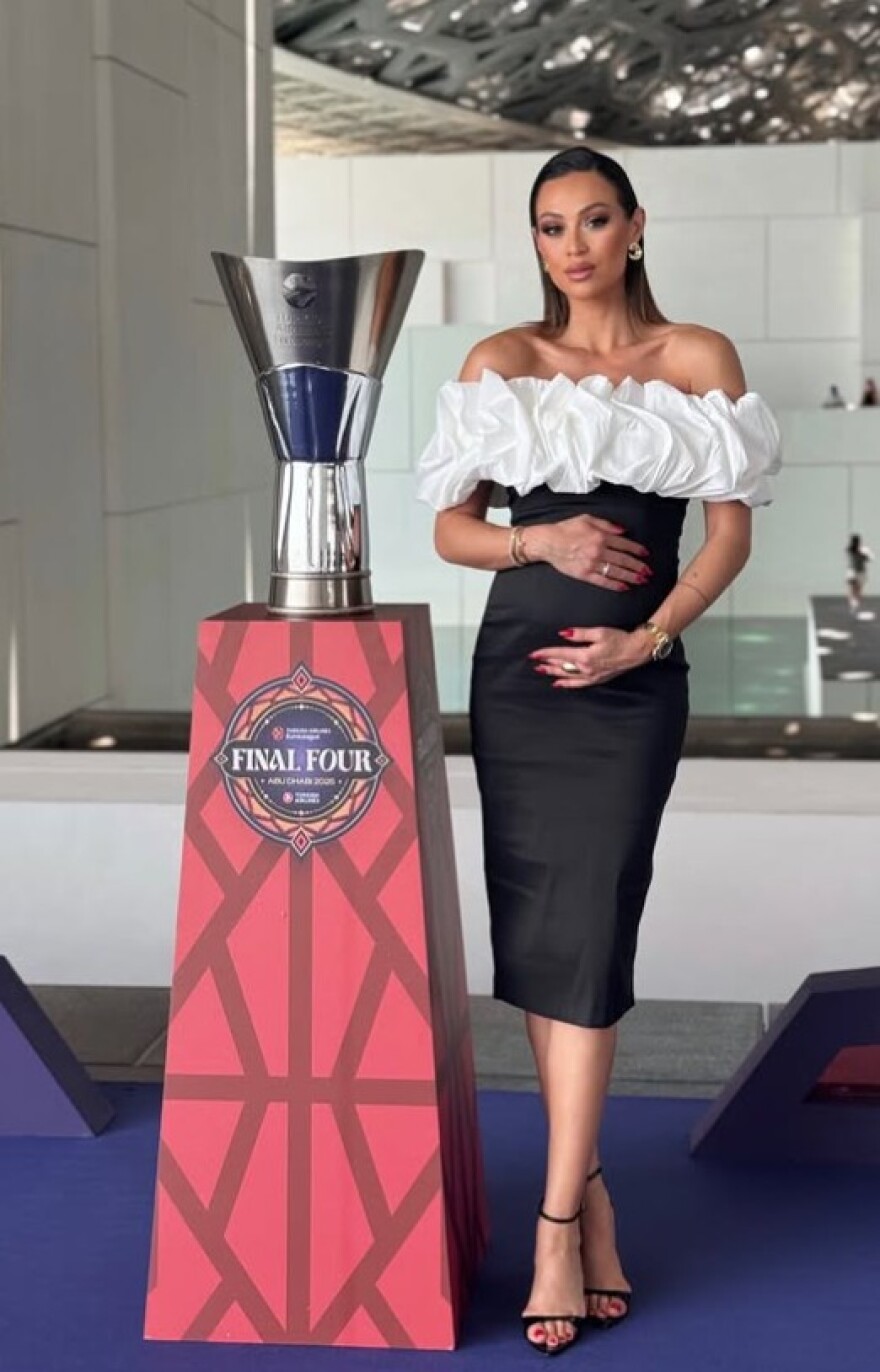 Άμπου Ντάμπι 2025: H εγκυμονούσα Δώρα Παντέλη για να καλύψει live το Final 4 της Euroleague 