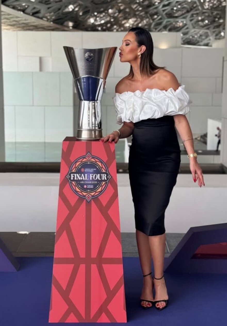 Άμπου Ντάμπι 2025: H εγκυμονούσα Δώρα Παντέλη για να καλύψει live το Final 4 της Euroleague 