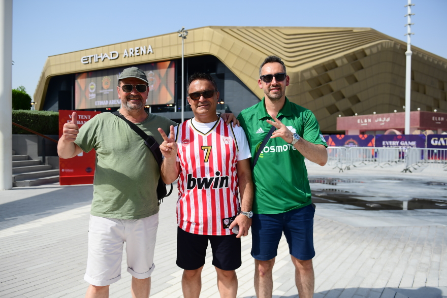 Άμπου Ντάμπι 2025: Οπαδοί του Ολυμπιακού και του Παναθηναϊκού μαζί έξω από την Etihad Arena - Φωτογραφίες 