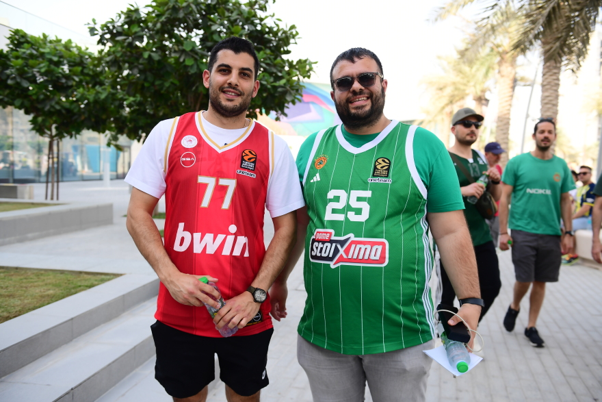 Άμπου Ντάμπι 2025: Οπαδοί του Ολυμπιακού και του Παναθηναϊκού μαζί έξω από την Etihad Arena - Φωτογραφίες 