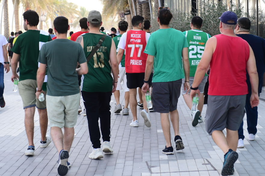 Άμπου Ντάμπι 2025: Οπαδοί του Ολυμπιακού και του Παναθηναϊκού μαζί έξω από την Etihad Arena - Φωτογραφίες 