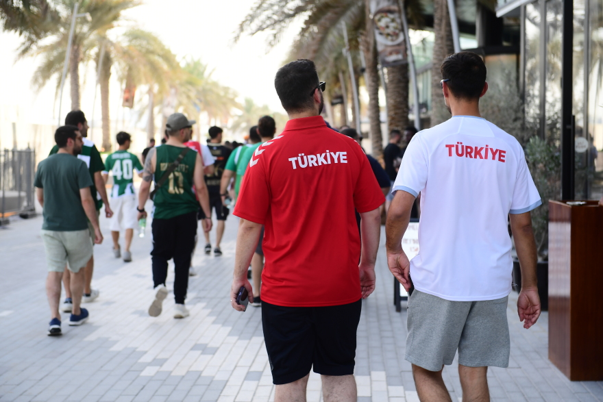 Άμπου Ντάμπι 2025: Οπαδοί του Ολυμπιακού και του Παναθηναϊκού μαζί έξω από την Etihad Arena - Φωτογραφίες 