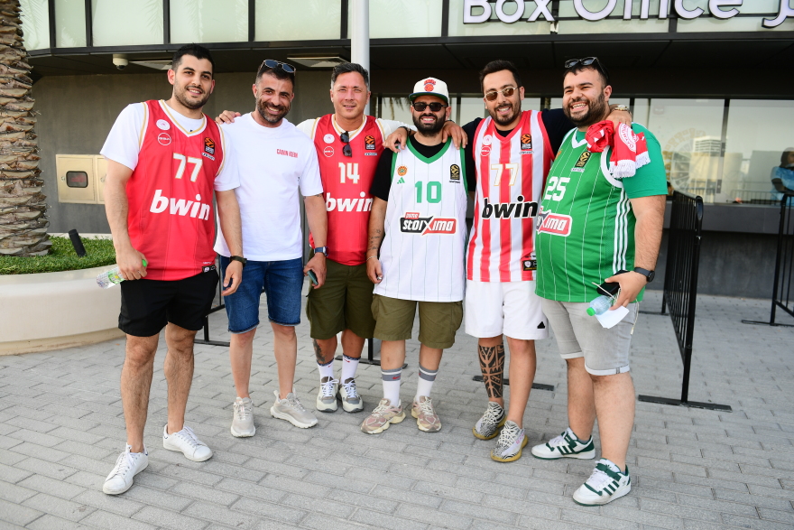 Άμπου Ντάμπι 2025: Οπαδοί του Ολυμπιακού και του Παναθηναϊκού μαζί έξω από την Etihad Arena - Φωτογραφίες 