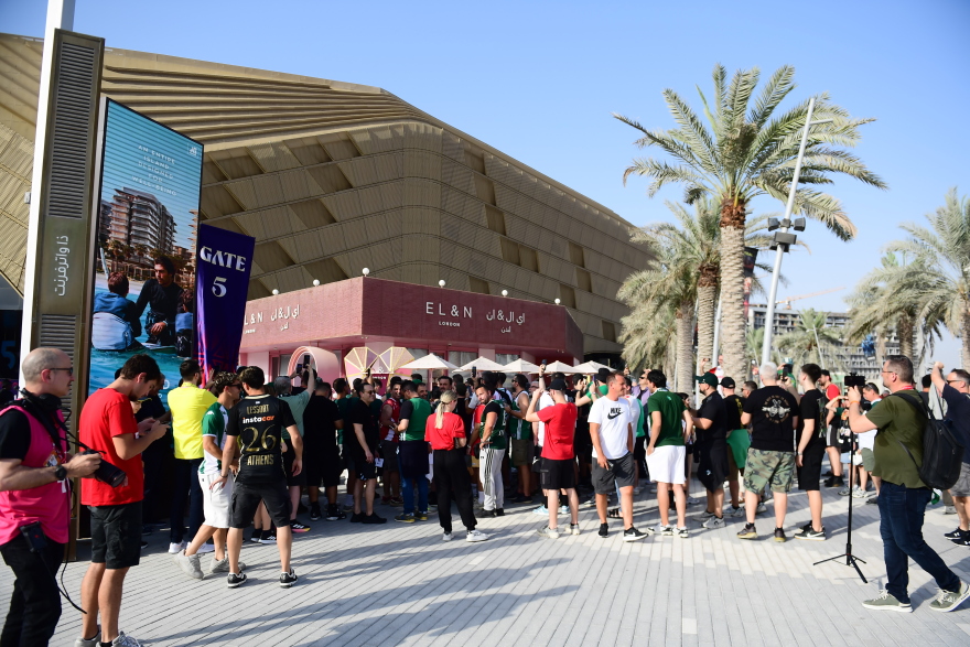 Άμπου Ντάμπι 2025: Οπαδοί του Ολυμπιακού και του Παναθηναϊκού μαζί έξω από την Etihad Arena - Φωτογραφίες 