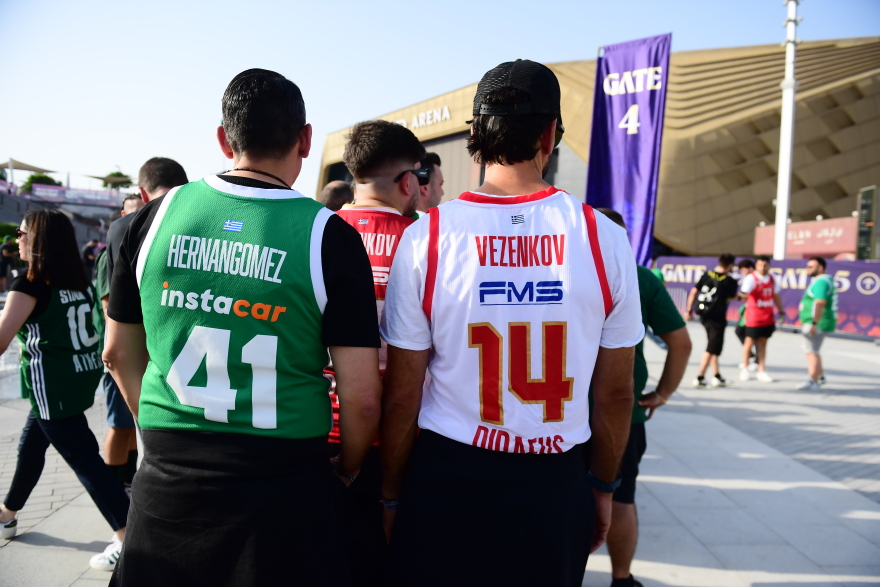 Άμπου Ντάμπι 2025: Οπαδοί του Ολυμπιακού και του Παναθηναϊκού μαζί έξω από την Etihad Arena - Φωτογραφίες 