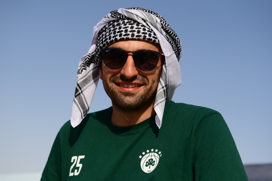 Άμπου Ντάμπι 2025: Οπαδοί του Ολυμπιακού και του Παναθηναϊκού μαζί έξω από την Etihad Arena - Φωτογραφίες 