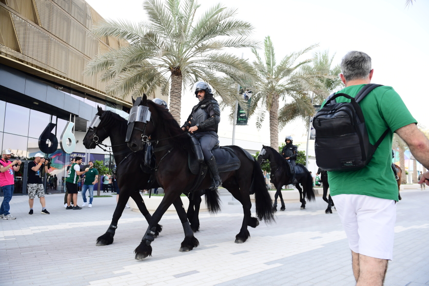 Άμπου Ντάμπι 2025: Αυξημένα μέτρα ασφαλείας έξω από το γήπεδο - Περιπολίες με άλογα - Φωτογραφίες 