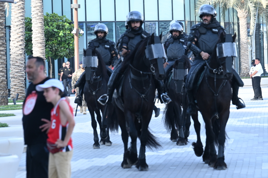 Άμπου Ντάμπι 2025: Αυξημένα μέτρα ασφαλείας έξω από το γήπεδο - Περιπολίες με άλογα - Φωτογραφίες 