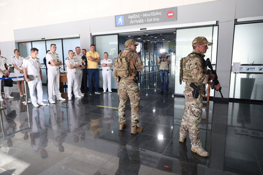 Εντυπωσιακή άσκηση στο λιμάνι του Πειραιά: Ειδικές δυνάμεις εξουδετέρωσαν «τρομοκράτη» που είχε βάλει βόμβα - Δείτε βίντεο, φωτογραφίες
