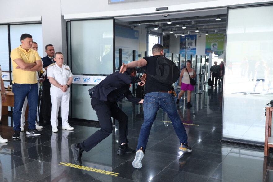 Εντυπωσιακή άσκηση στο λιμάνι του Πειραιά: Ειδικές δυνάμεις εξουδετέρωσαν «τρομοκράτη» που είχε βάλει βόμβα - Δείτε βίντεο, φωτογραφίες