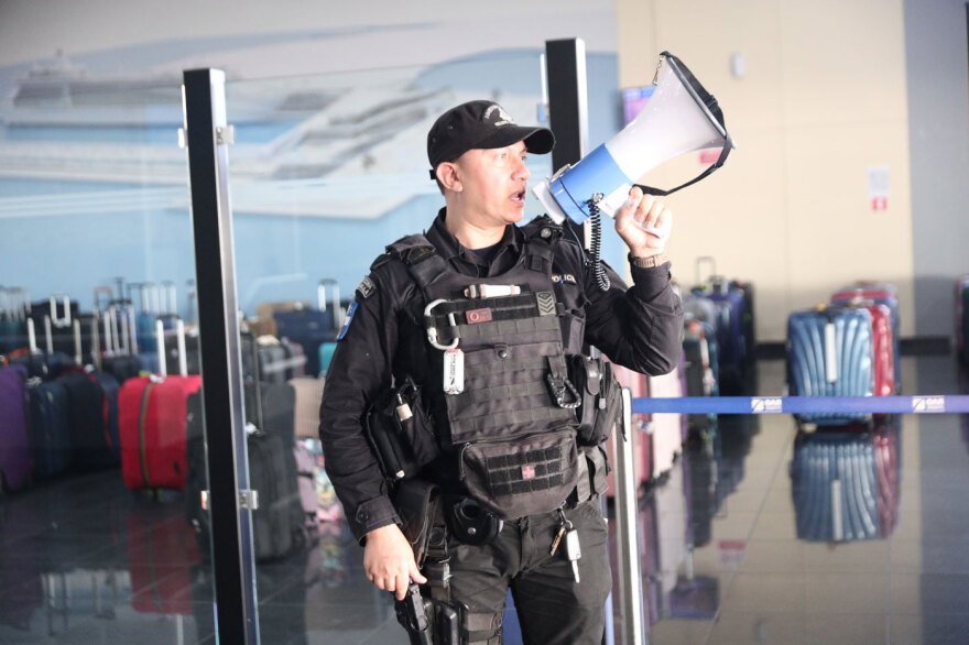 Εντυπωσιακή άσκηση στο λιμάνι του Πειραιά: Ειδικές δυνάμεις εξουδετέρωσαν «τρομοκράτη» που είχε βάλει βόμβα - Δείτε βίντεο, φωτογραφίες