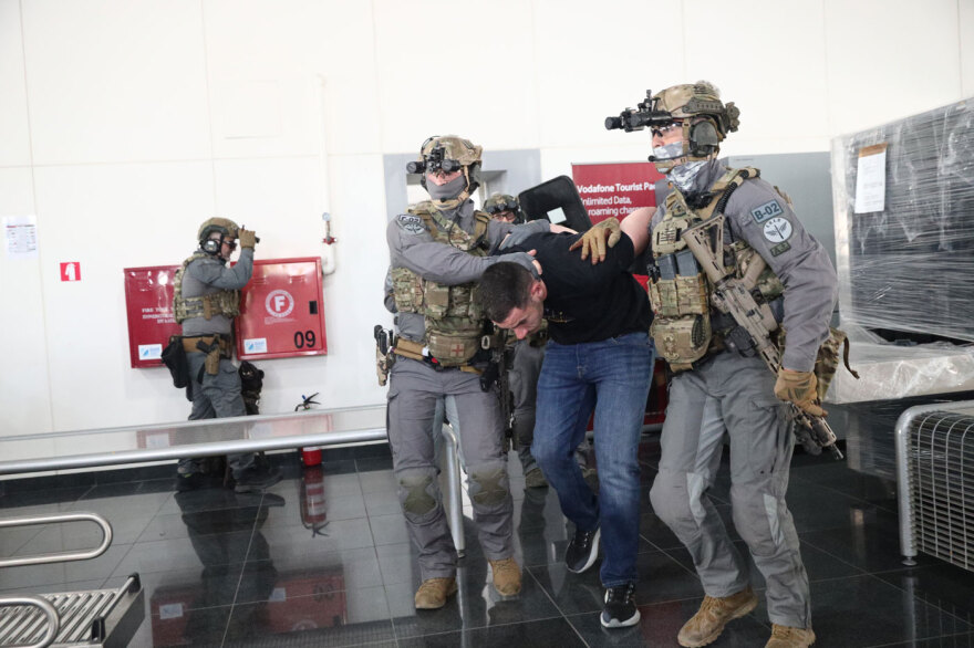 Εντυπωσιακή άσκηση στο λιμάνι του Πειραιά: Ειδικές δυνάμεις εξουδετέρωσαν «τρομοκράτη» που είχε βάλει βόμβα - Δείτε βίντεο, φωτογραφίες