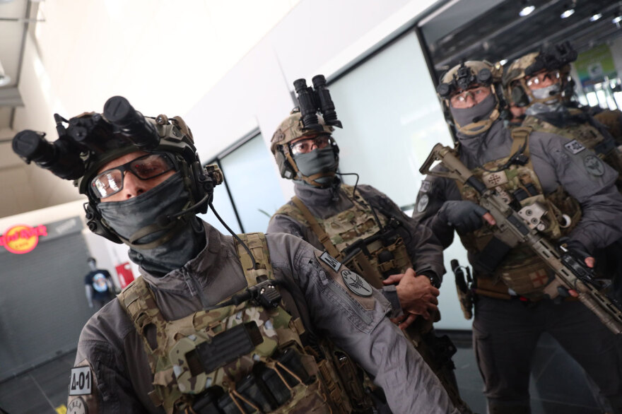 Εντυπωσιακή άσκηση στο λιμάνι του Πειραιά: Ειδικές δυνάμεις εξουδετέρωσαν «τρομοκράτη» που είχε βάλει βόμβα - Δείτε βίντεο, φωτογραφίες