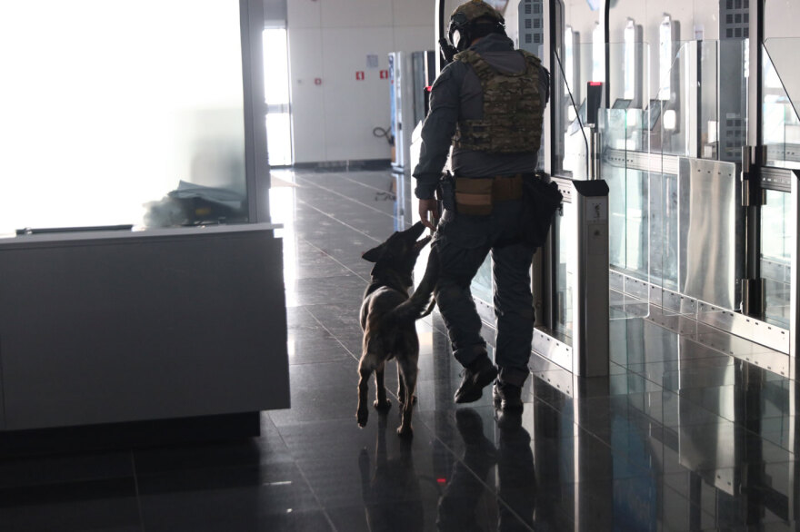 Εντυπωσιακή άσκηση στο λιμάνι του Πειραιά: Ειδικές δυνάμεις εξουδετέρωσαν «τρομοκράτη» που είχε βάλει βόμβα - Δείτε βίντεο, φωτογραφίες