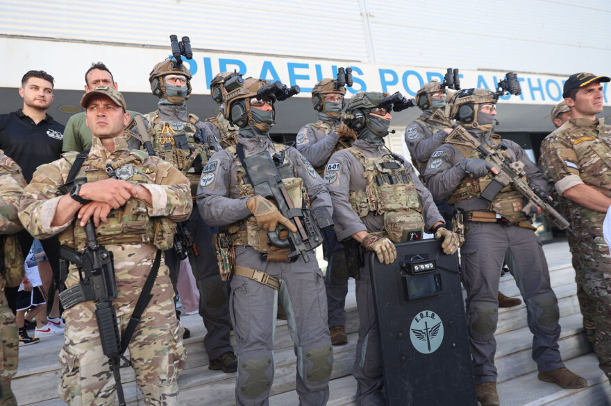 Εντυπωσιακή άσκηση στο λιμάνι του Πειραιά: Ειδικές δυνάμεις εξουδετέρωσαν «τρομοκράτη» που είχε βάλει βόμβα - Δείτε βίντεο, φωτογραφίες