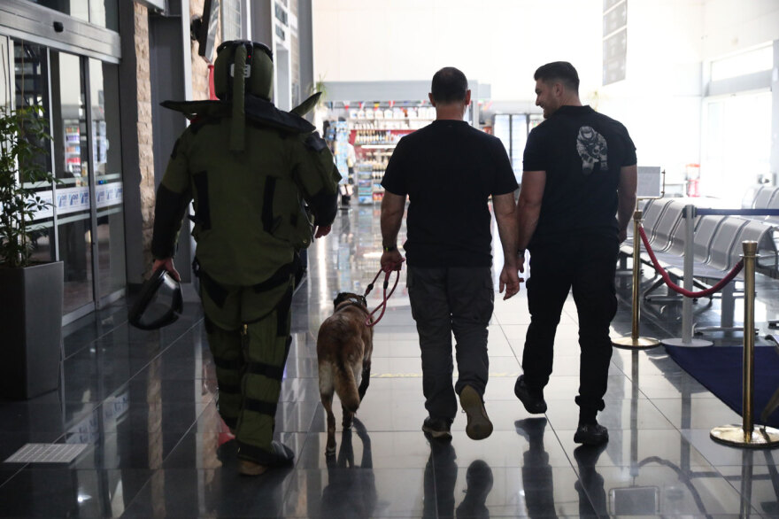 Εντυπωσιακή άσκηση στο λιμάνι του Πειραιά: Ειδικές δυνάμεις εξουδετέρωσαν «τρομοκράτη» που είχε βάλει βόμβα - Δείτε βίντεο, φωτογραφίες