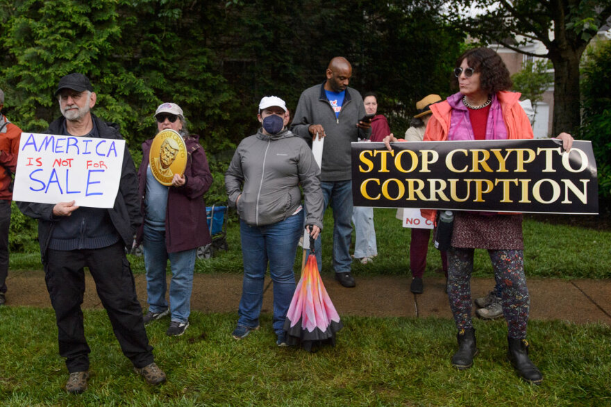 Το υπερπολυτελές δείπνο του Τραμπ με κορυφαίους επενδυτές του κρυπτονομίσματός του: Το μενού, οι καλεσμένοι και οι αντιδράσεις
