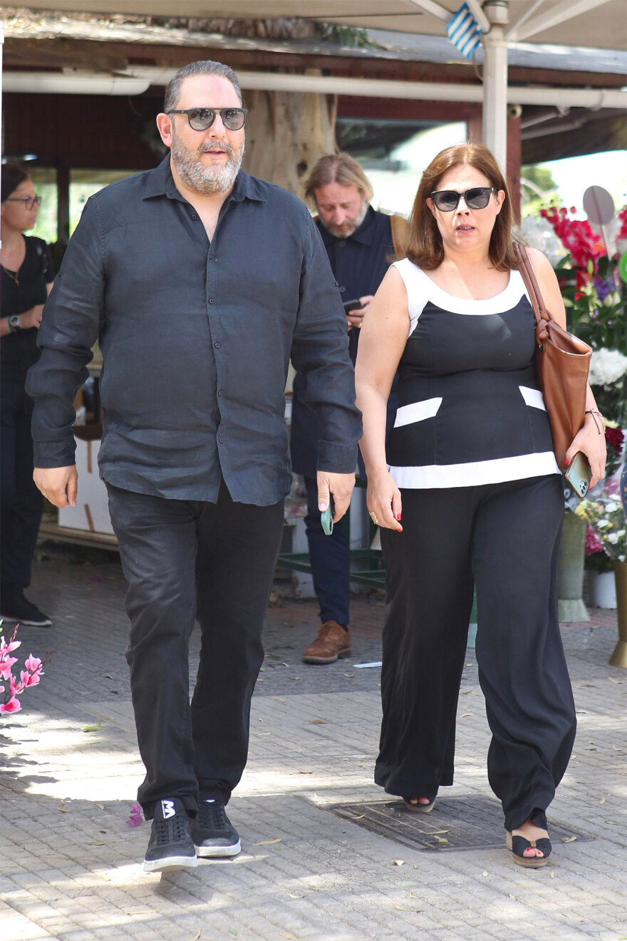 Αχιλλέας Θεοφίλου - Κηδεία: Το «ευχαριστώ» της Χαρούλας Αλεξίου - Συγγενείς και φίλοι αποχαιρετούν τον μουσικό παραγωγό