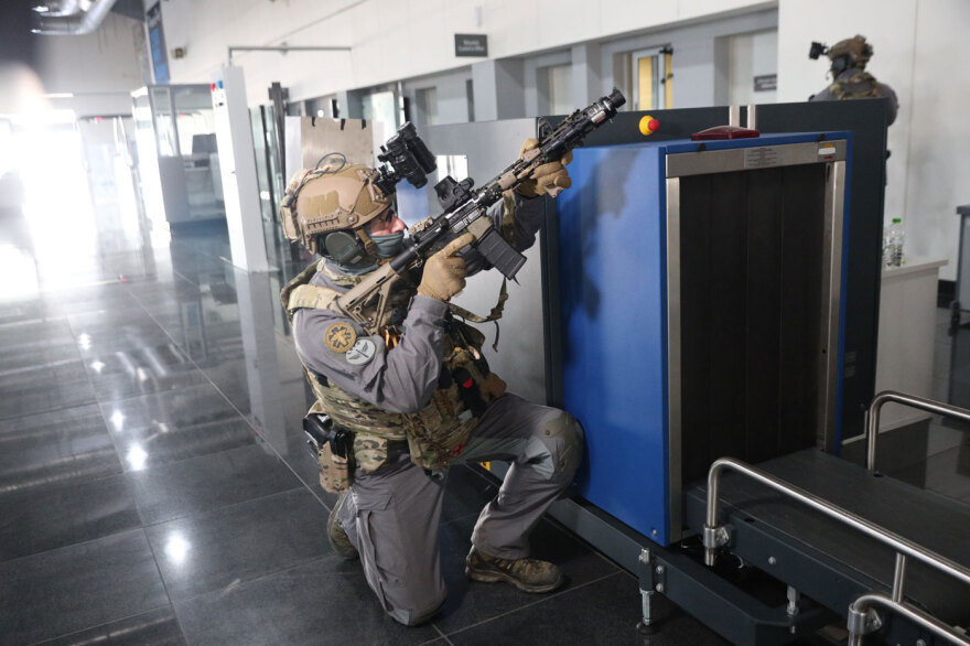 Εντυπωσιακή άσκηση στο λιμάνι του Πειραιά: Ειδικές δυνάμεις εξουδετέρωσαν «τρομοκράτη» που είχε βάλει βόμβα - Δείτε βίντεο, φωτογραφίες